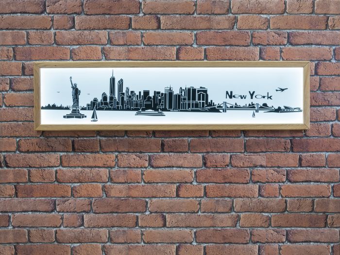 Skyline-Bild mit massivem Holzrahmen, beleuchtet