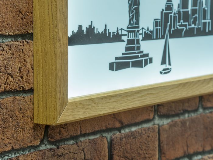 Skyline-Bild mit massivem Holzrahmen, beleuchtet
